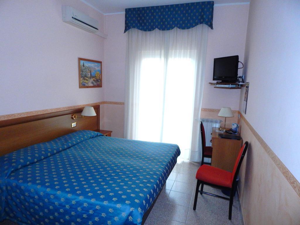 Hotel Torre Antica Loano Habitación foto