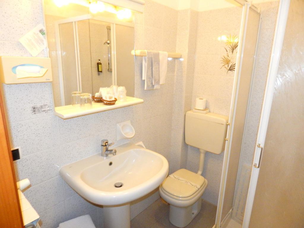 Hotel Torre Antica Loano Habitación foto